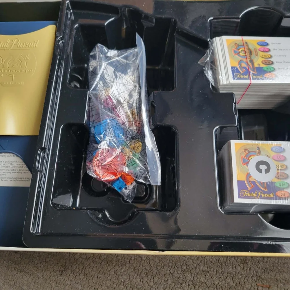 Trivial Pursuit 20th Anniversary Edition - Picture 2 of 3